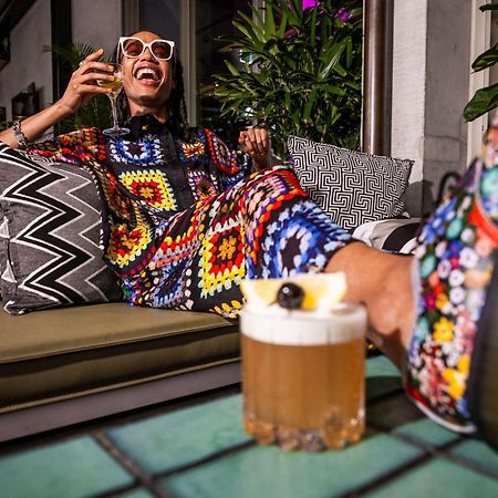 Qt Melbourne Hotel Exterior foto A woman drinking a beer