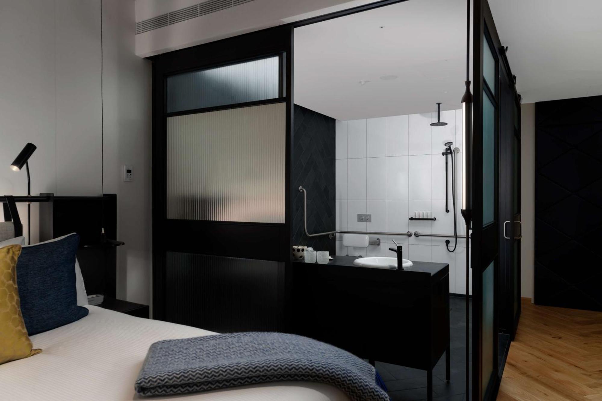 Qt Melbourne Hotel Exterior foto A bathroom at the Hotel