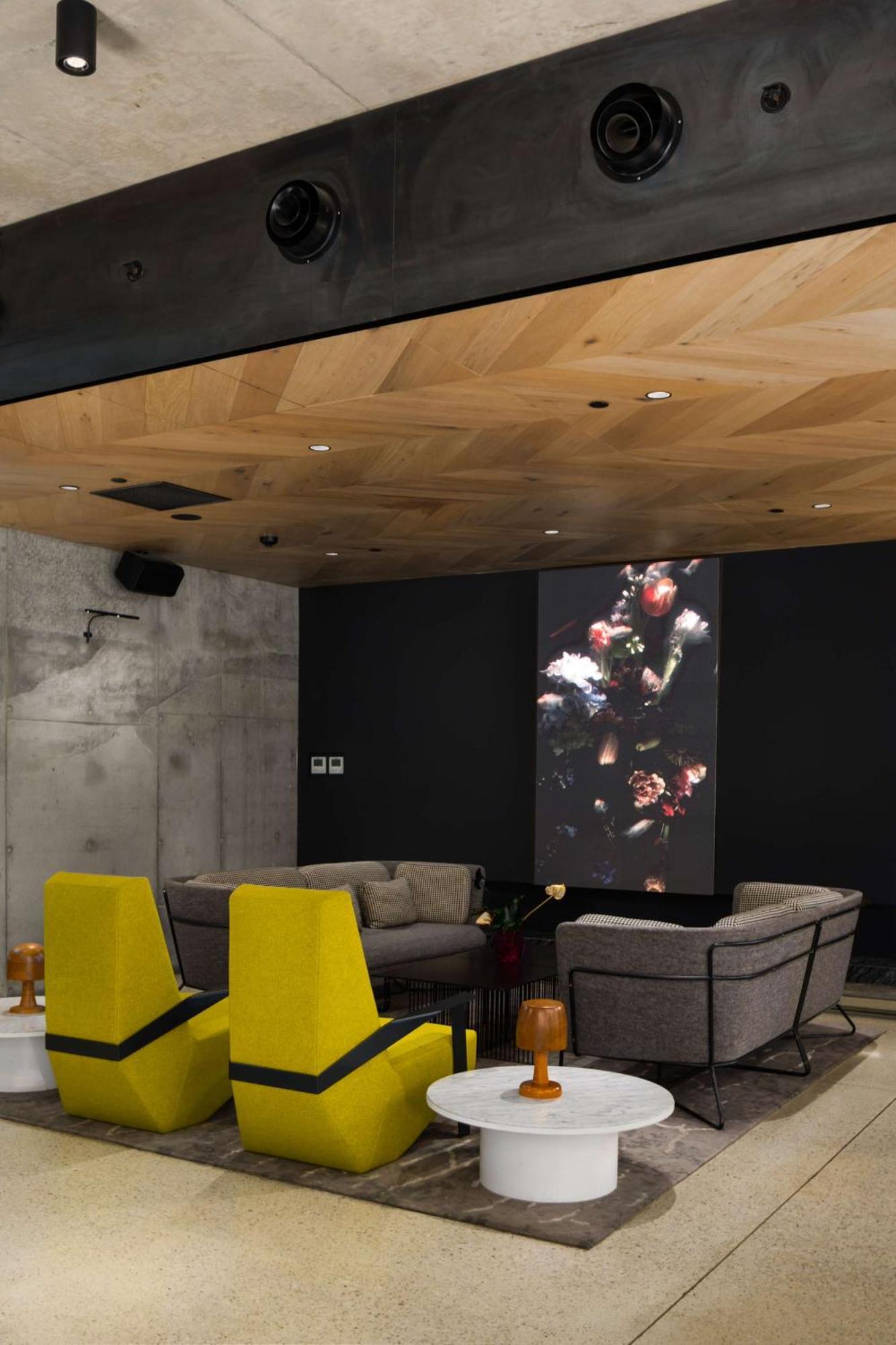 Qt Melbourne Hotel Exterior foto The interior of the 2014 edition of the 100 Design exhibition