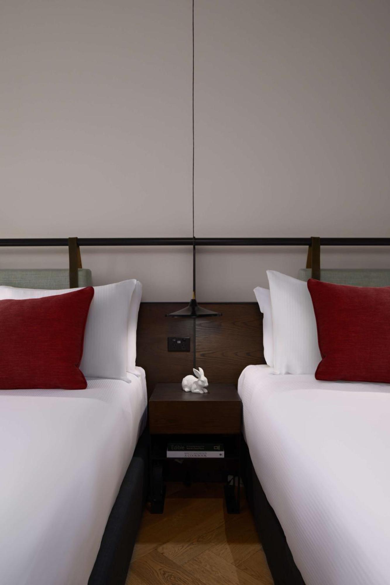 Qt Melbourne Hotel Exterior foto A bed with a nightstand