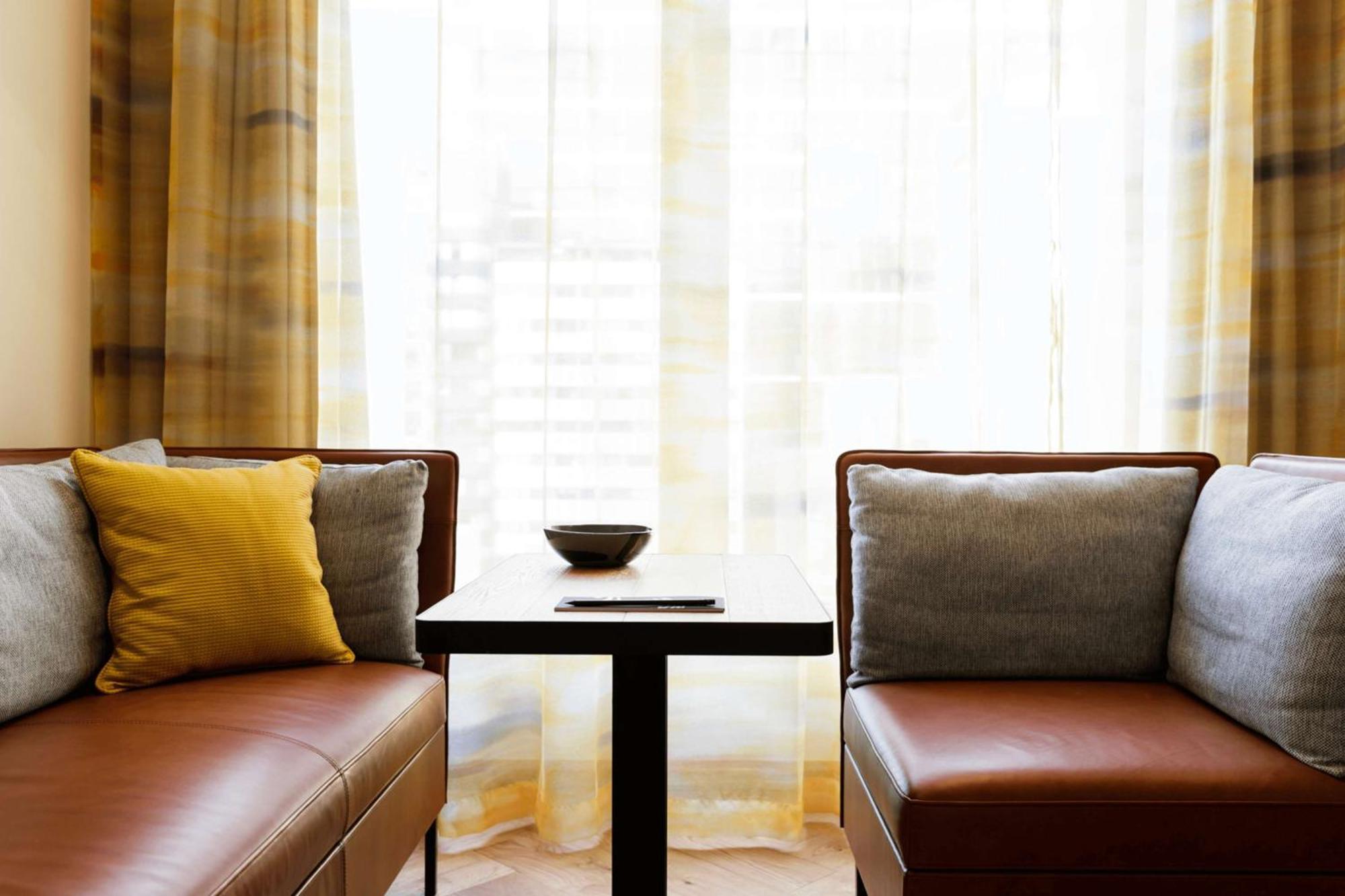 Qt Melbourne Hotel Exterior foto A table and two chairs