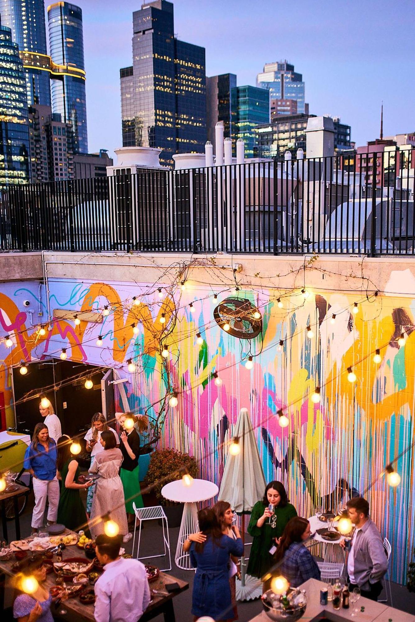 Qt Melbourne Hotel Exterior foto The courtyard at the 2018 edition of the festival