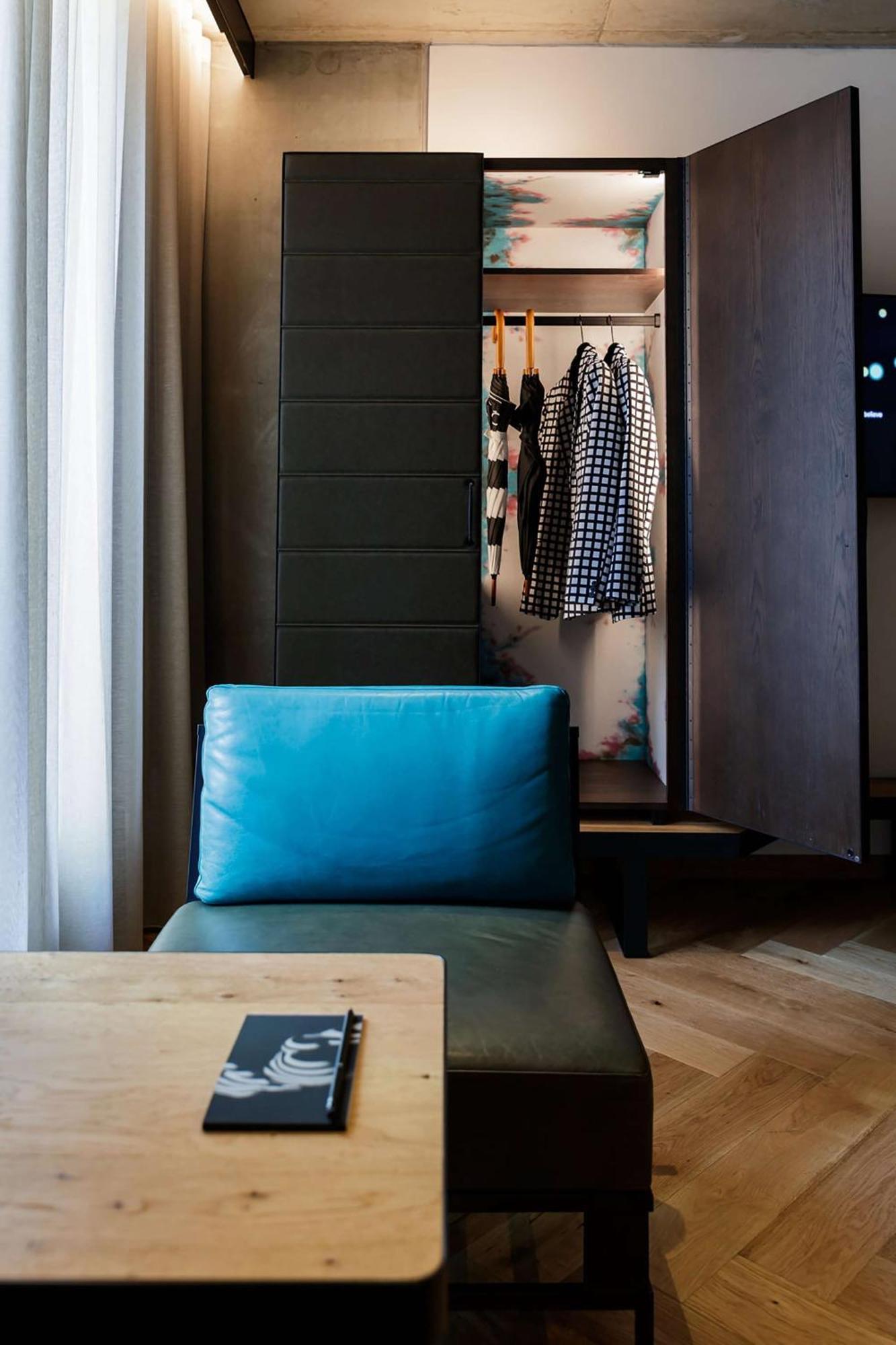 Qt Melbourne Hotel Exterior foto A blue cushion