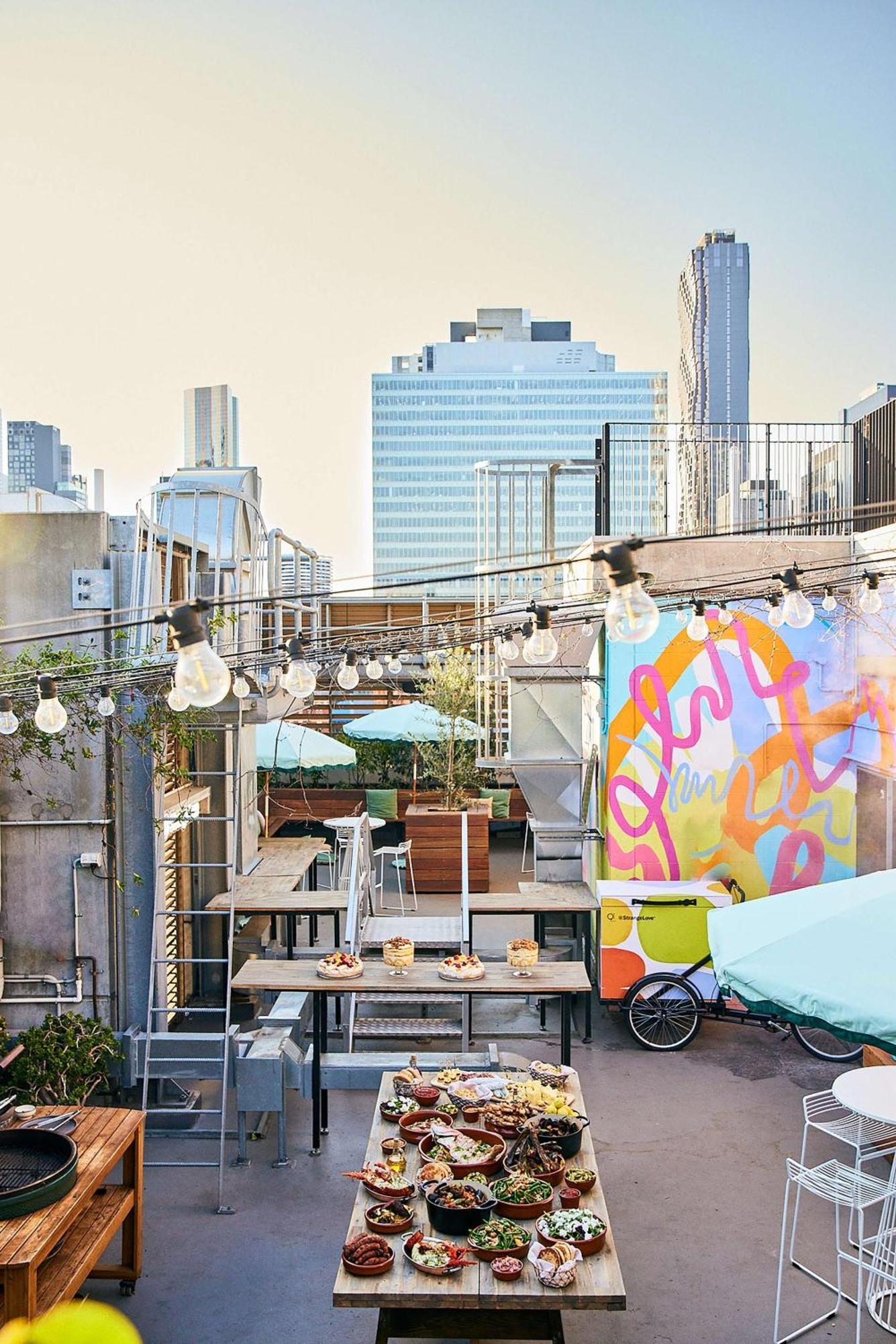 Qt Melbourne Hotel Exterior foto The rooftop bar at the Standard East Village
