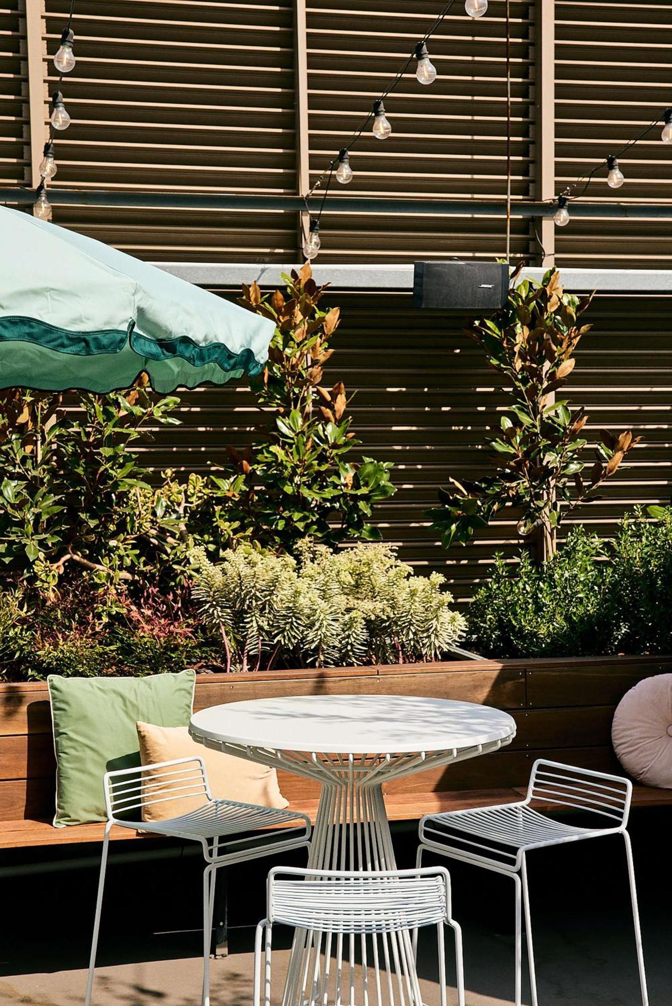 Qt Melbourne Hotel Exterior foto A balcony garden