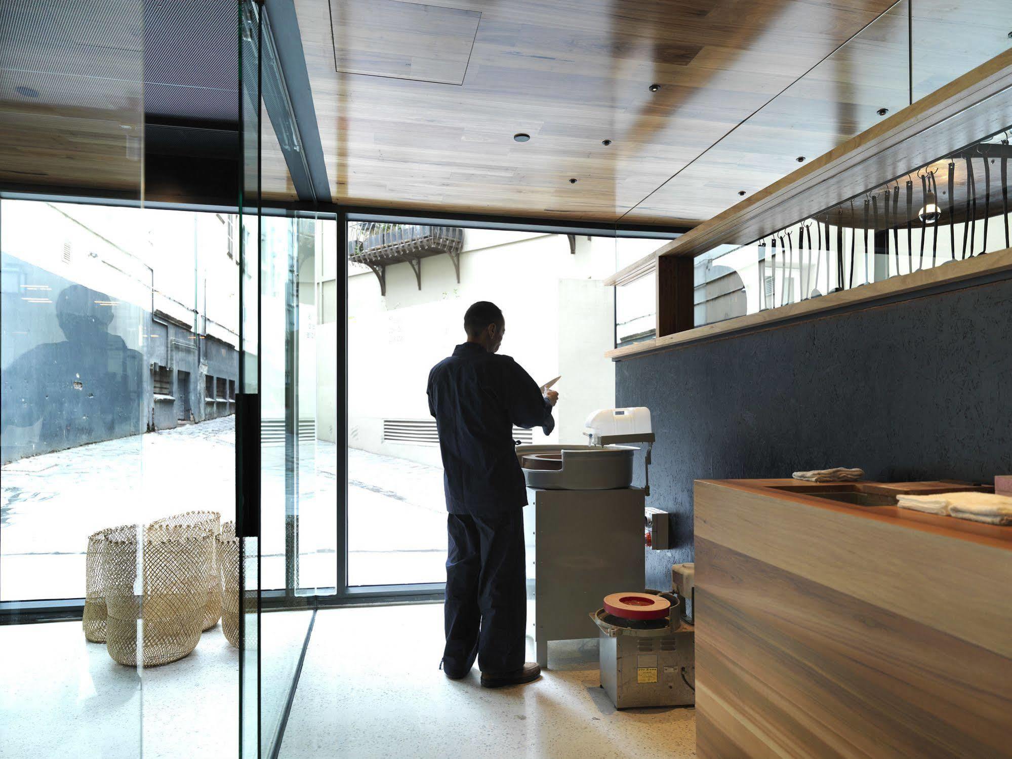 Qt Melbourne Hotel Exterior foto A barista at work